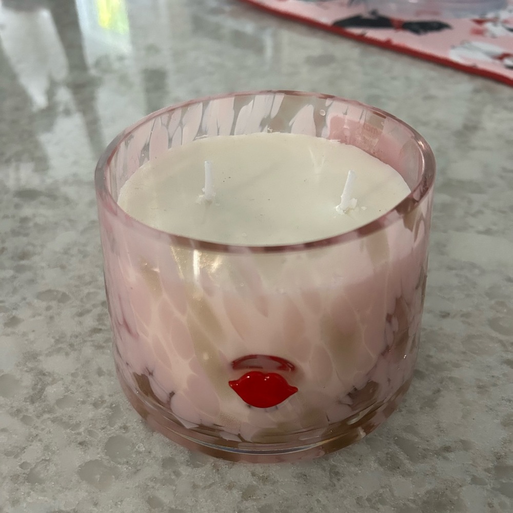 “New”  Pink marbled candle w/ red lips 16.75 oz